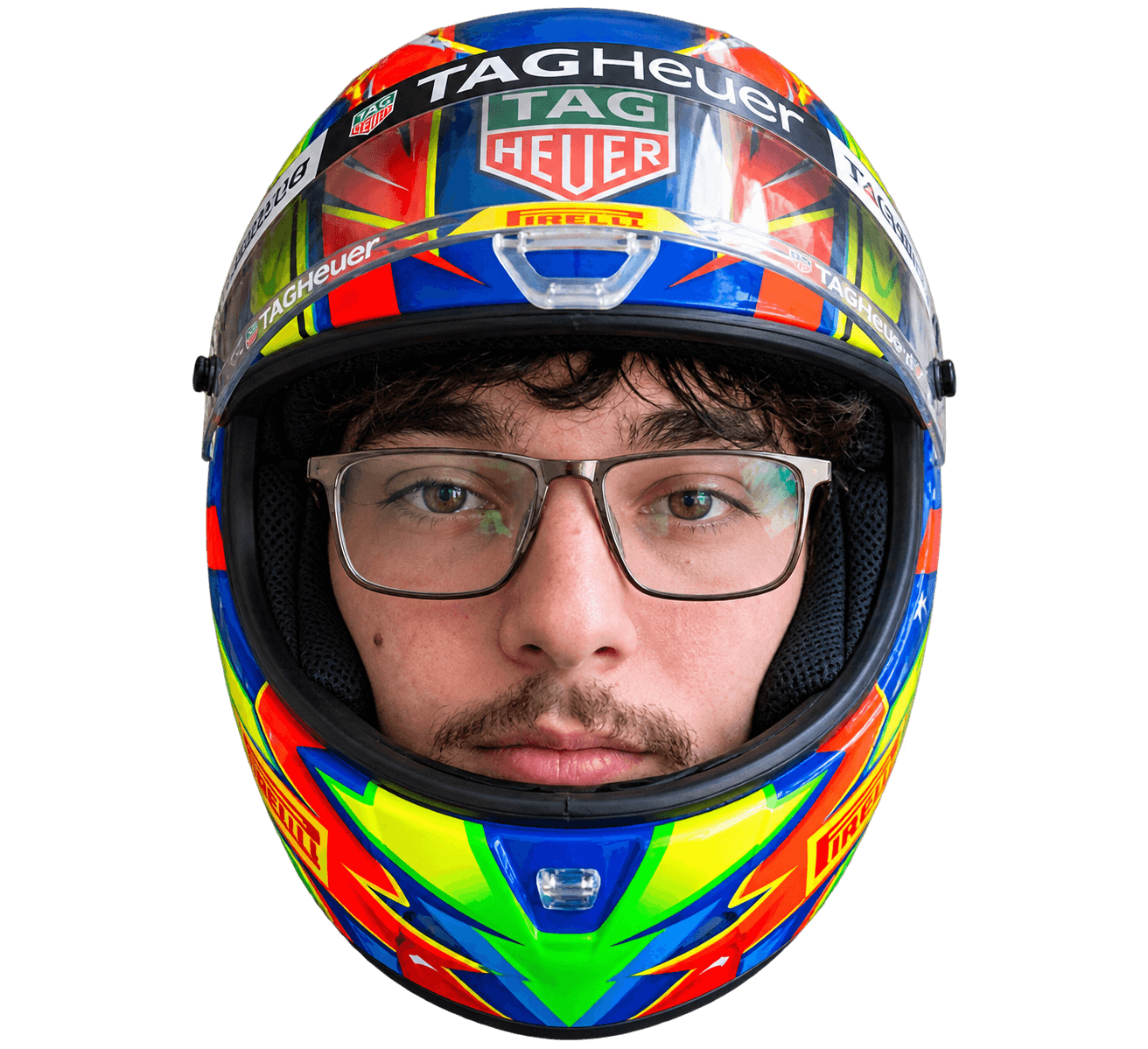 Pedro usando capacete de corrida